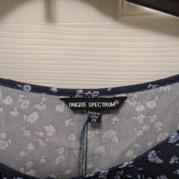 Unique Spectrum Blouse Blue w/ Lt Blue Flowers w/ Lace Cut Out on Sleeves SZ 2X - Picture 3 of 4